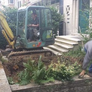 Déterrement d'une citerne enfouie avec une pelleteuse