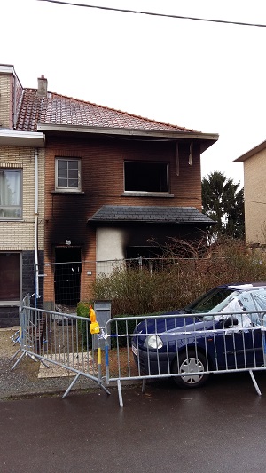 Voorgevel woning na brand